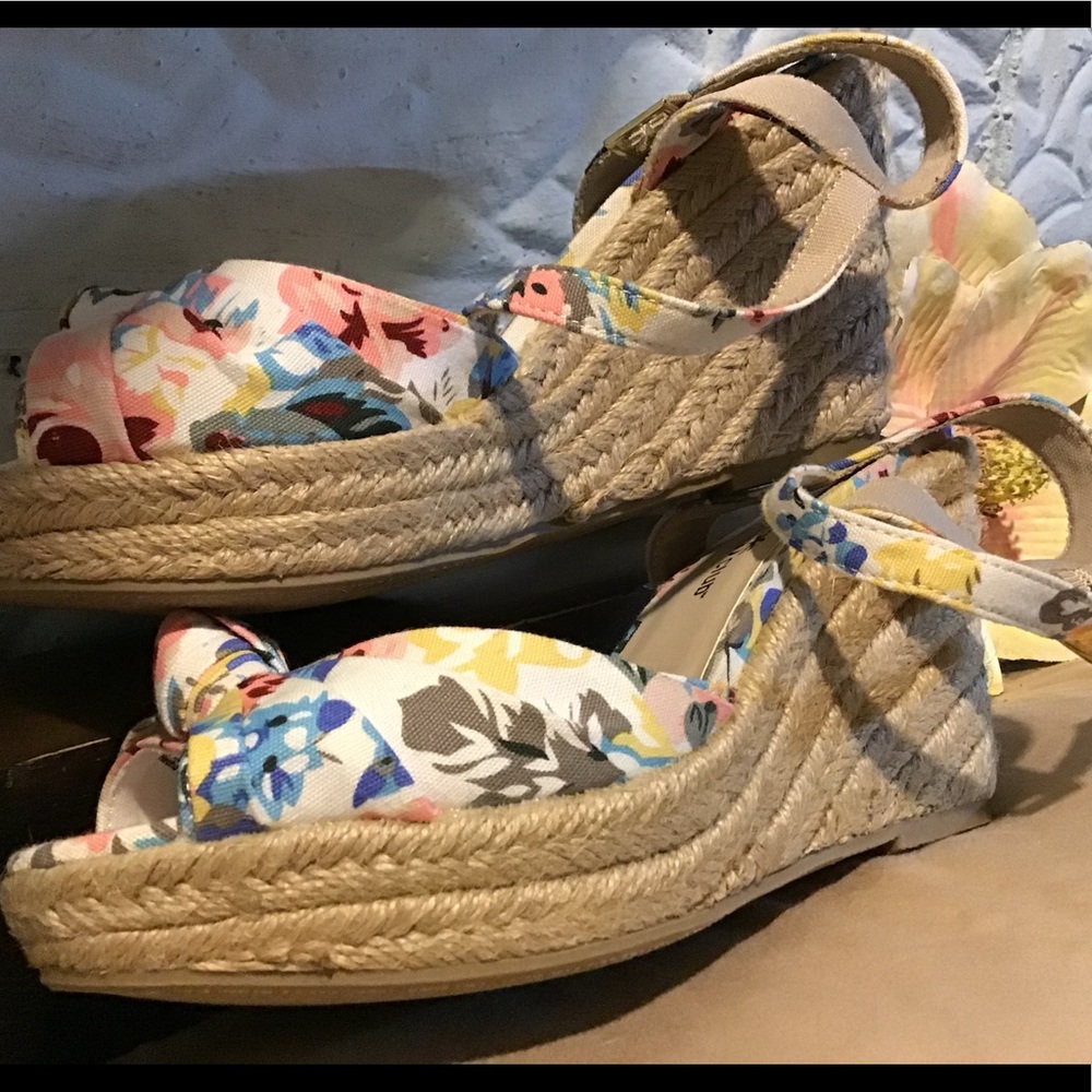 NWT MontegoBay Club - tropical  print strap wedges - Picture 4 of 7